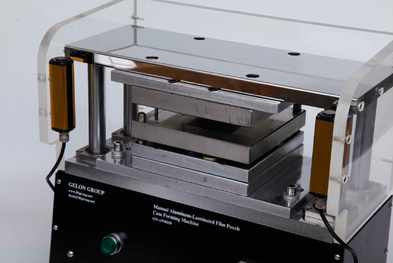 Macchina di formazione di perforazione automatica per il film laminato di alluminio della batteria del telefono cellulare usato per il laboratorio Rese di produzione della batteria