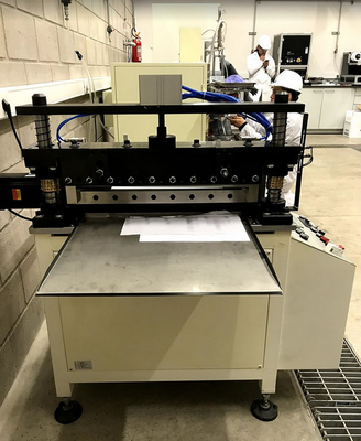 Taglierina intermittente pneumatica dell'attrezzatura di produzione della batteria della tagliatrice dell'elettrodo